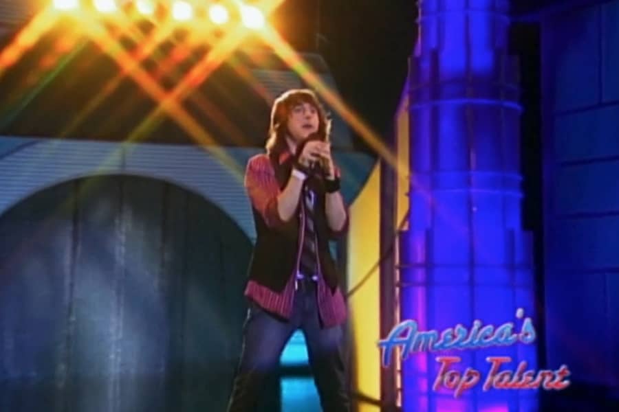 Oliver Oken singing on the show