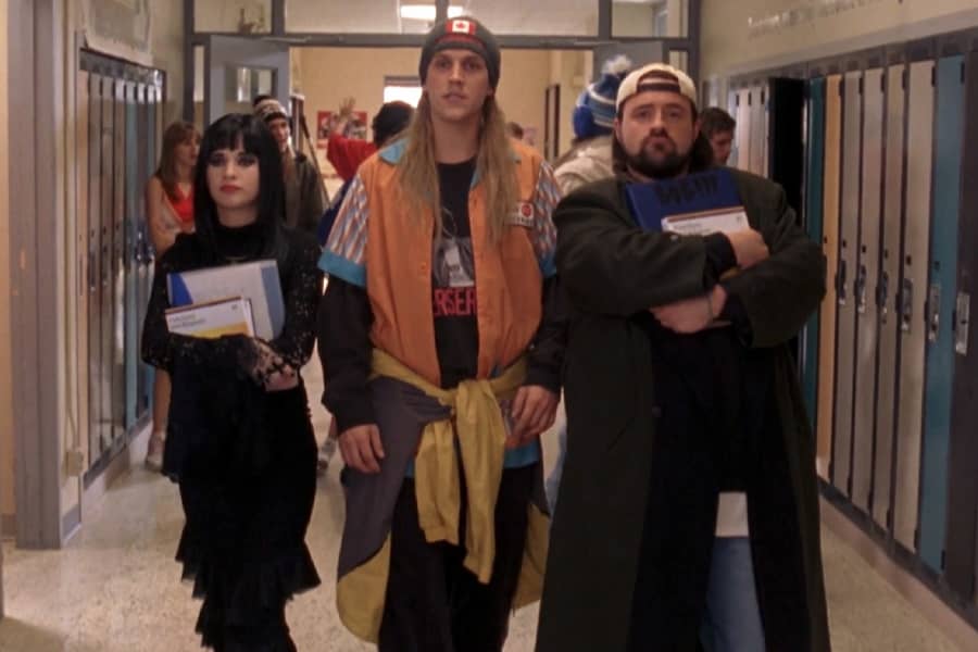 Jay and Silent Bob walk down the hallway of a high school