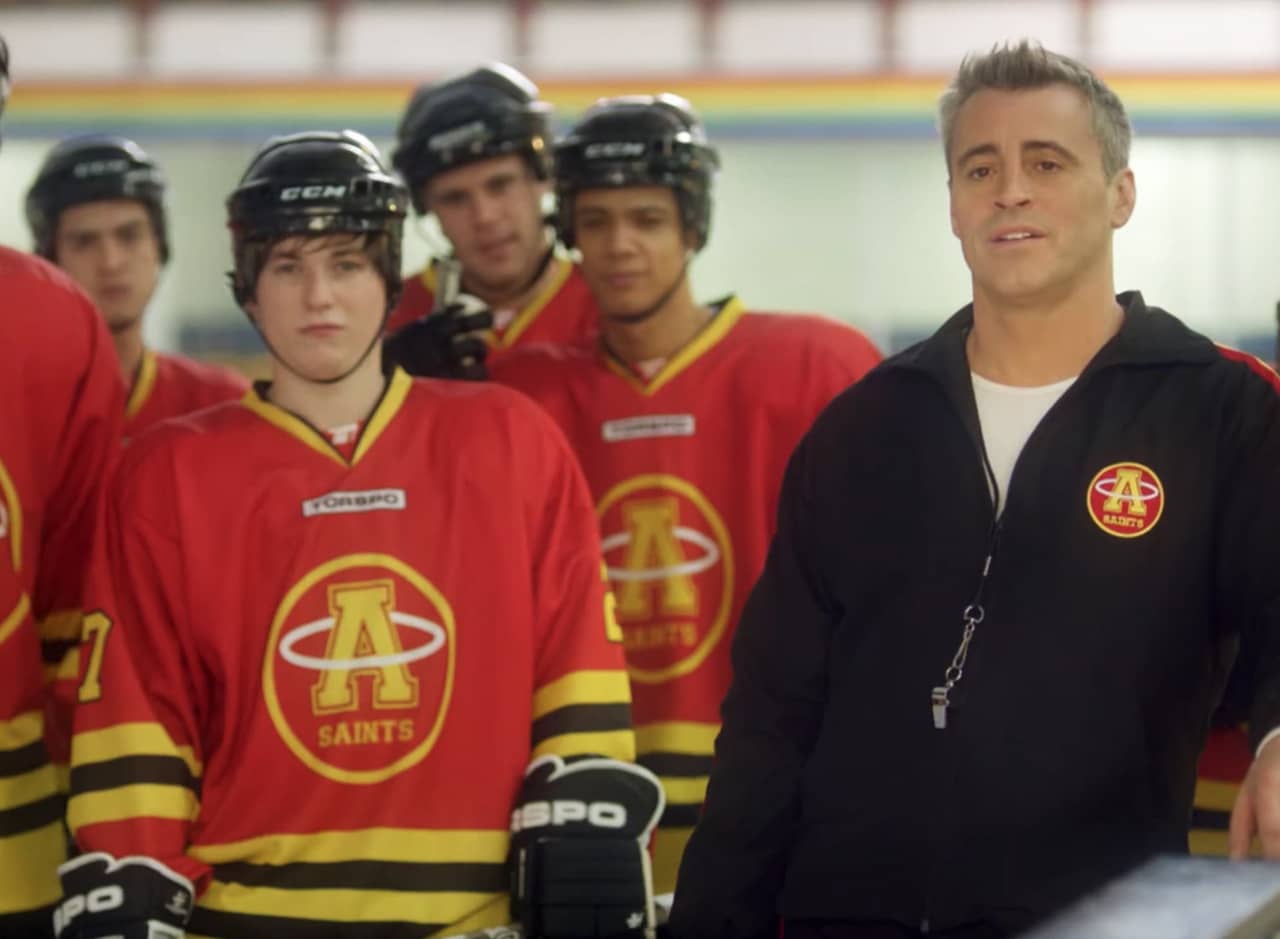 Matt LeBlanc is Coach Lyman with his hockey team on the ice